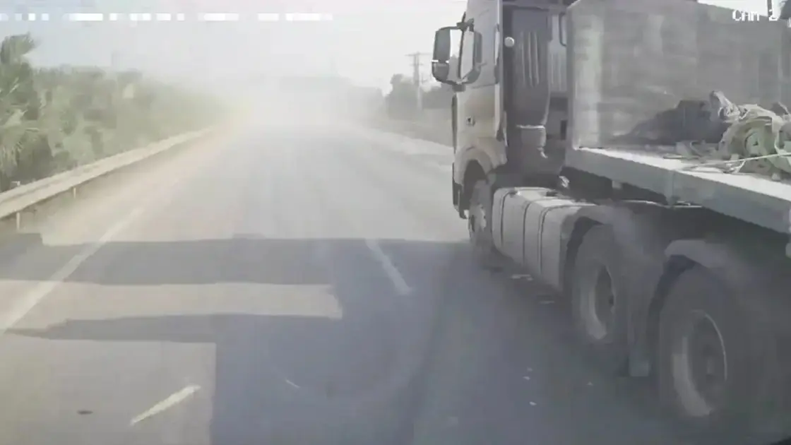 Ô tô khuất tầm nhìn đâm vào đuôi xe hút bụi